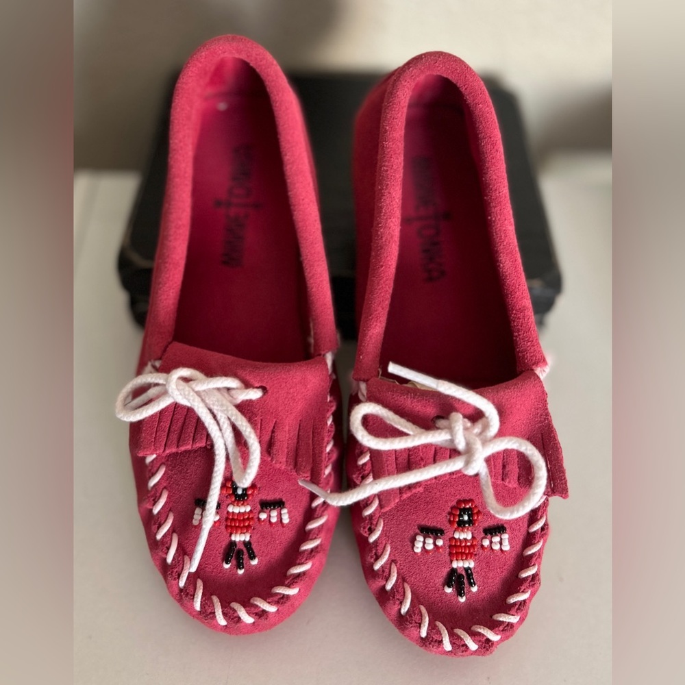 Minnetonka NWOT Pink Beaded Girls' Moccasins with White Lace size 2